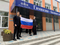 Каждая учебная неделя начинается с государственных символов