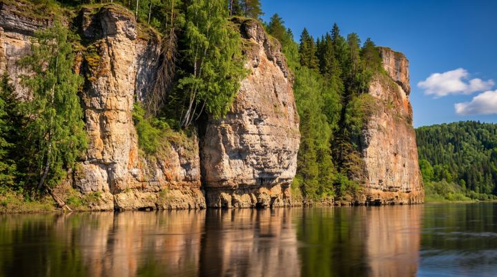 Скалы над водой